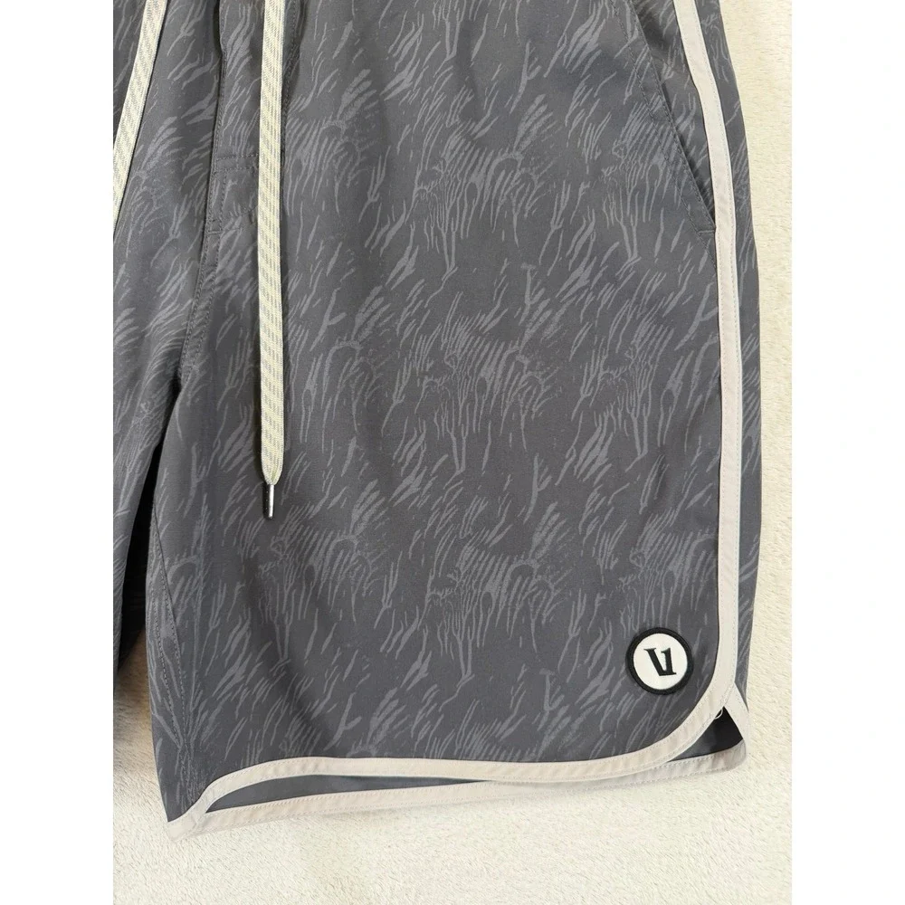 Vuori Cruise Boardshorts Mens Charcoal Grey Abstract Print Swim Trunks V314